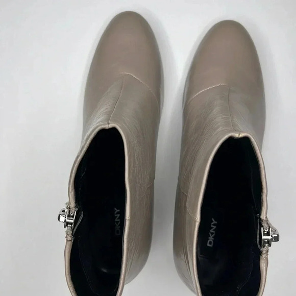 DKNY Womens Crosbi Leather Block Heel Ankle Boots NWOT size 10m in gray - Picture 4 of 10